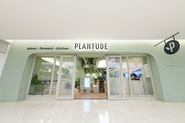 서울 강남구 코엑스몰 지하 1층에 위치한 식품기업 첫 비건 인증 레스토랑 ‘플랜튜드’ 1호점.