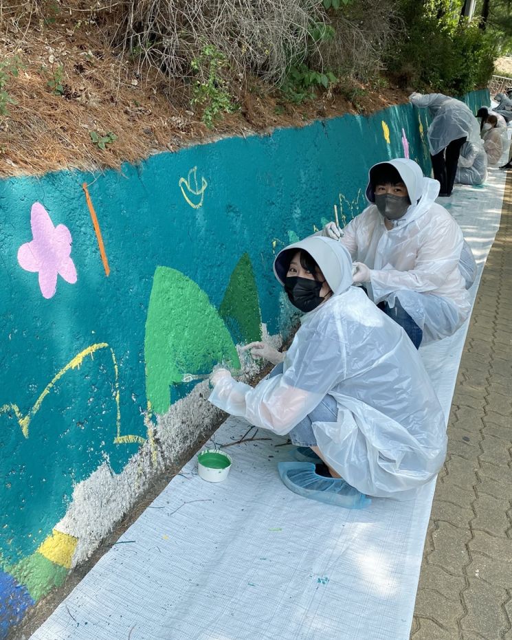 지난 20일 서울 용산구 용암초등학교에서 대홍기획 임직원들이 벽화 그리기 재능기부 활동을 펼치고 있다.