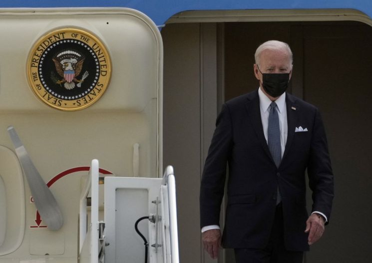 조 바이든 미국 대통령이 지난 22일 일본 도쿄에 도착해 대통령 전용기인 에어포스원에서 내리고 있다. [이미지출처=EPA연합뉴스]