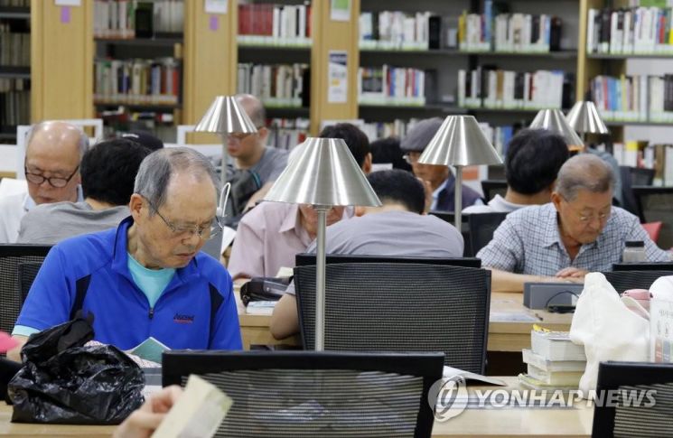 서울도서관에서 독서하는 어르신들 [이미지출처=연합뉴스]