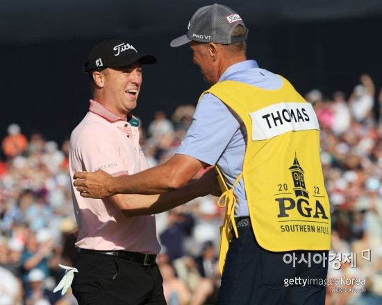 저스틴 토머스(왼쪽)가 PGA챔피언십 우승 직후 캐디와 기쁨을 나누고 있다. 털사(미국)=Getty images/멀티비츠