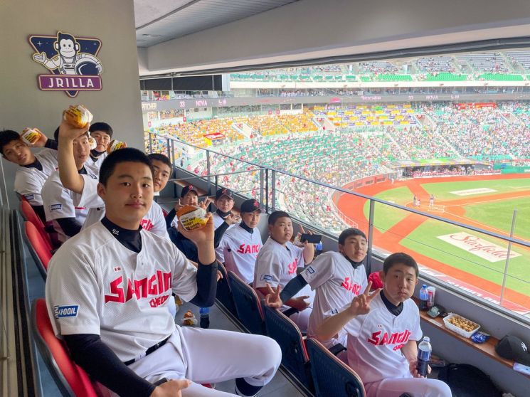 신세계푸드가 운영 중인 스카이박스 '룸 제이릴라'에 초대된 상인천중학교 야구부 학생들이 노브랜드 버거의 메뉴를 즐기며 경기를 관람하고 있다./사진=신세계푸드 제공