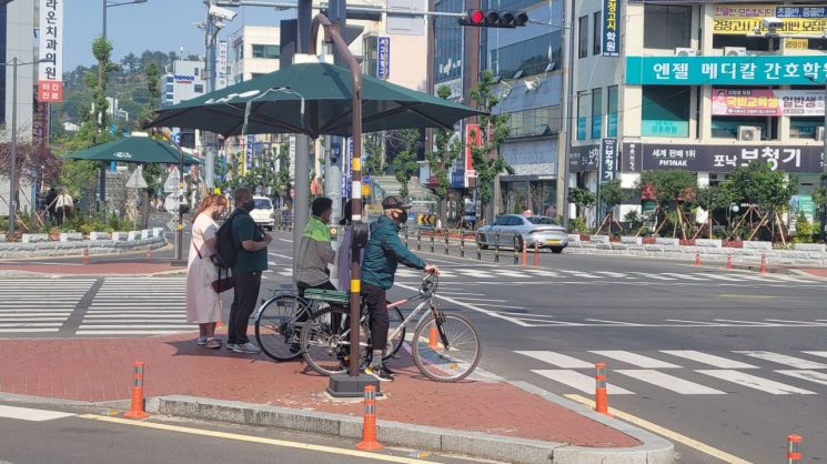 진주시, 폭염대비 ‘횡단보도 그늘막’ 운영 시작!