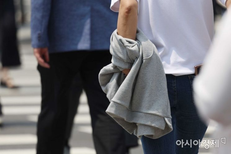 내륙을 중심으로 한낮 기온이 30도 이상 오르는 등 때 이른 더위가 찾아온 23일 서울 광화문 사거리에서 시민들이 발걸음을 재촉하고 있다. /문호남 기자 munonam@