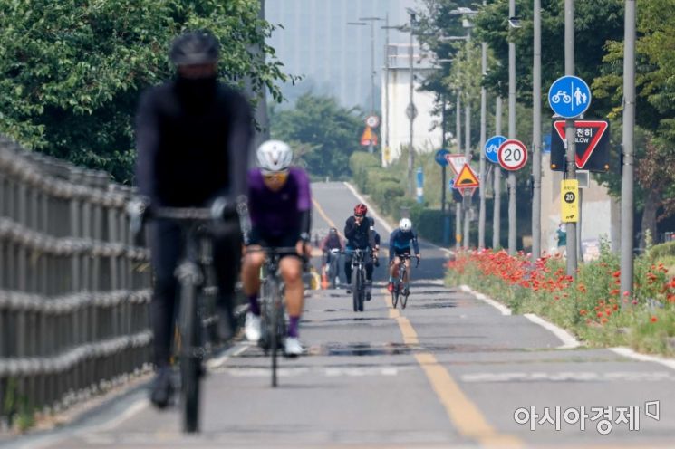 [포토]아지랑이 피어오르는 자전거도로