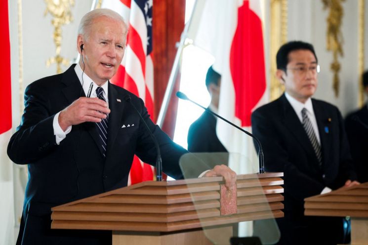 조 바이든 미국 대통령(왼쪽)이 23일 일본 도쿄에서 기시다 후미오 일본 총리와 정상회담을 한 뒤 공동 기자회견에서 발언하고 있다. [이미지출처=로이터연합뉴스]