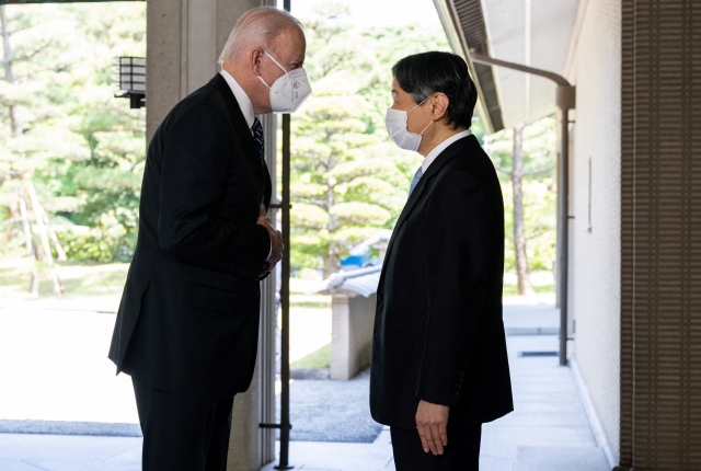 일본을 방문 중인 조 바이든(왼쪽) 미국 대통령이 23일 도쿄 고쿄(皇居·황거)를 방문해 나루히토 일왕과 인사를 나누고 있다. /사진=연합뉴스