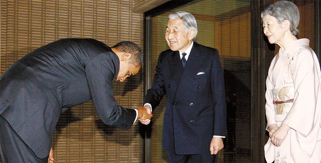 지난 2009년 11월 버락 오바마 전 미국 대통령이 현관에 마중 나온 아키히토 전 일왕 내외에게 허리 굽혀 인사하고 있다. /사진=AP연합뉴스