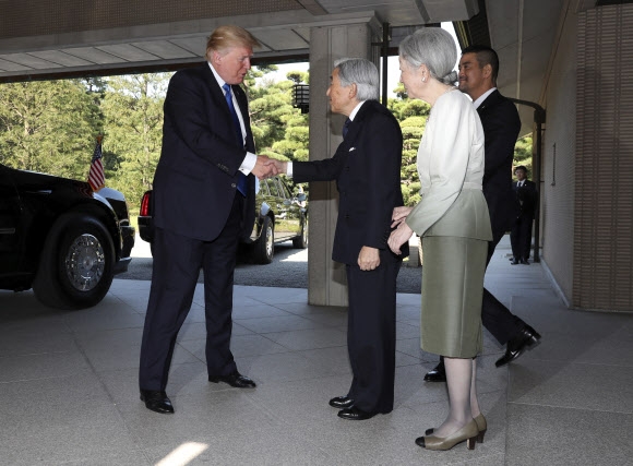 지난 2017년 도널드 트럼프 전 미국 대통령이 도쿄 왕궁에서 아키히토 전 일왕과 악수하고 있다. /사진=AP연합뉴스