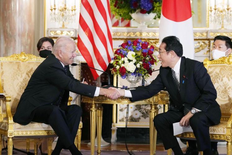 조 바이든 미국 대통령(왼쪽)과 기시다 후미오 일본 총리가 23일 오전 일본 도쿄 소재 영빈관에서 개최된 정상회담에서 악수를 하고 있다. 사진=연합뉴스
