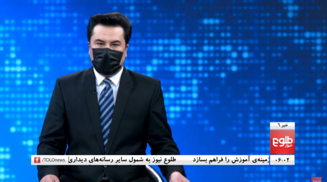 아프가니스탄 방송 톨로뉴스의 남성 진행자가 마스크를 쓴 채 방송을 진행하고 있다. /사진=톨로뉴스 캡처