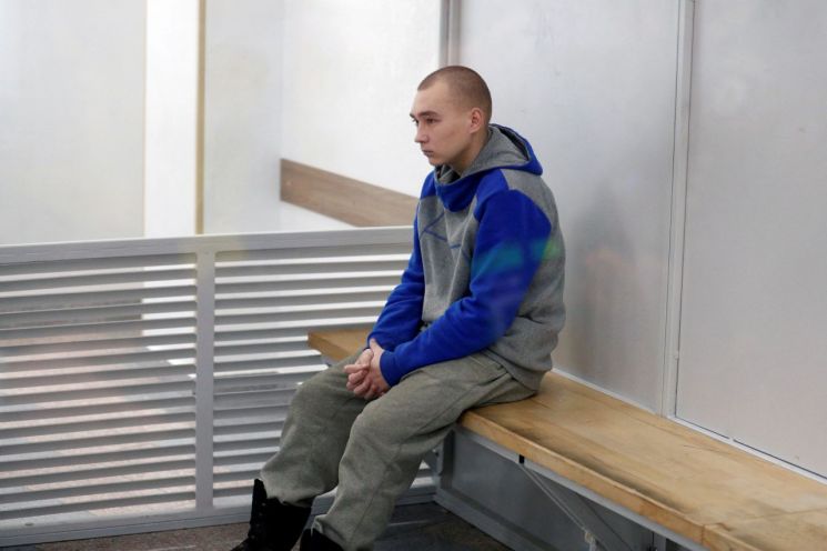 우크라 첫 전범재판 받은 러 병사, 종신형 선고