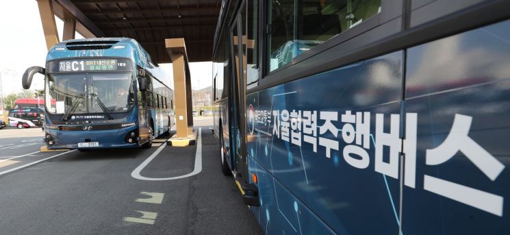 국토교통부와 한국교통연구원이 세종시 일대에서 선보인 자율주행 버스 모습(사진=연합뉴스)