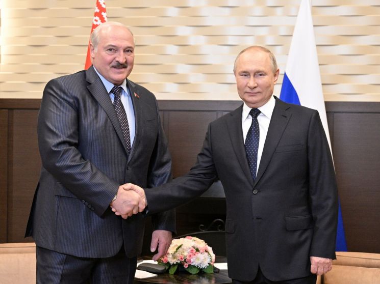 푸틴, 벨라루스 대통령과 회담…"서방 제재에도 경제 잘 돌아가"
