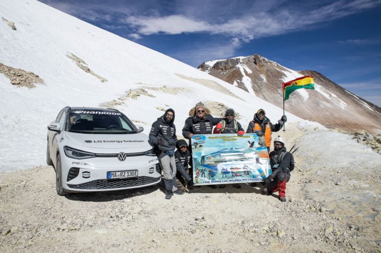 LG에너지솔루션 배터리를 탑재한 전기차 ID.4 GTX가 해발고도 5,816m인 볼리비아 우투런쿠산을 주행하는데 성공하며 '세계 최고도(最高度) 주행 전기차' 기네스 신기록을 세웠다