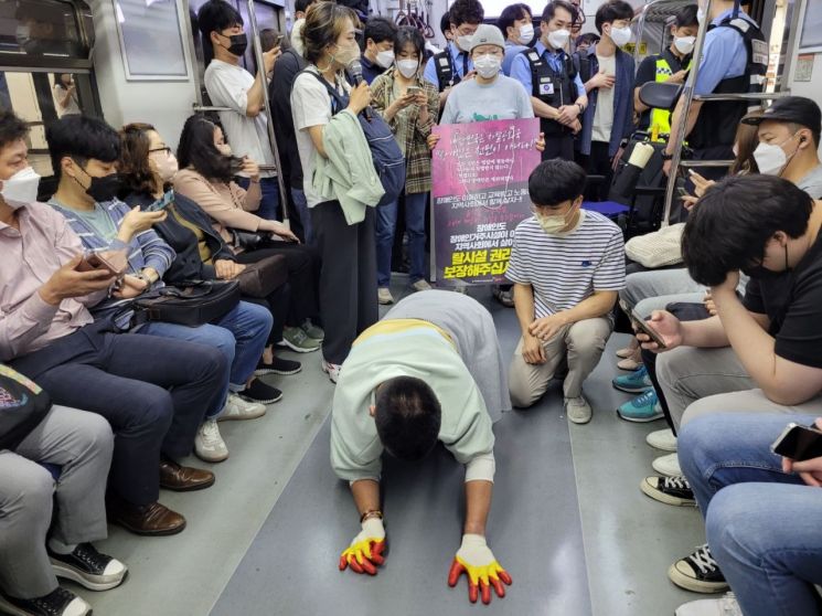 24일 전국장애인차별철폐연대는 서울 삼각지역에서 4호선 지하철 지연 시위를 벌였다. 장애인 활동가들은 오체투지 방식으로 지하철에 올라타는 방식으로 시위를 진행했다. /사진=공병선 기자 mydillon@
