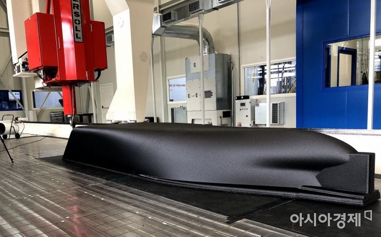대우조선해양은 미국 3D프린터 전문기업 잉거솔과 복합 플라스틱 소재(ABS)로 10m급 시험용 쌍축선 모형 제작에 성공했다고 24일 밝혔다.