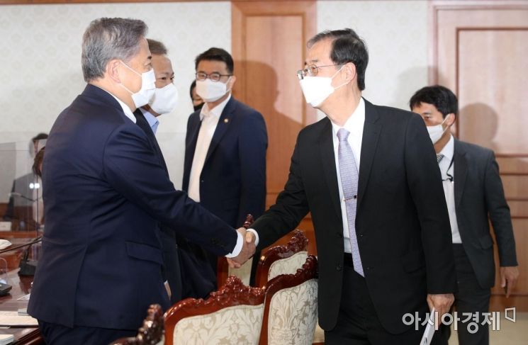 [포토] 참석자들과 인사하는 한덕수 총리