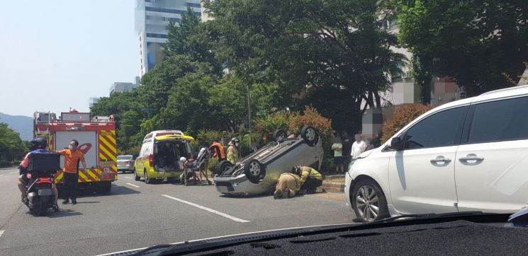 경남 창원시 성산구 중앙대로 차량 충돌사고로 차량 1대가 전복됐다. / 이세령 기자 ryeong@