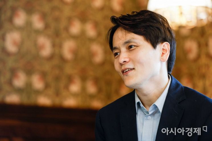 오는 29일 일본 다케타 체임버 오케스트라 규슈 초청 한중일 아티스트 합동무대로 일본에서 데뷔를 앞둔 지휘자 아드리엘 김이 24일 서울 성북구 카페 성북로에서 인터뷰 하고 있다./강진형 기자aymsdream@