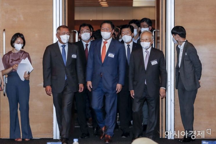 최태원 대한상공회의소 회장과 정의선 현대자동차 회장, 손경식 한국경영자총협회 회장 등 참석자들이 24일 오전 서울 중구 대한상공회의소에서 열린 신기업가정신 선포식에 참석하고 있다./김현민 기자 kimhyun81@