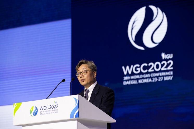 채희봉 한국가스공사 사장이 지난 5월 '2022 세계가스총회'에서 기조발표를 하고 있다. [사진제공 = 한국가스공사]