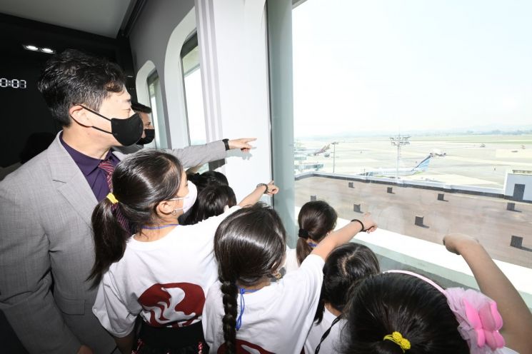 한국공항공사는 가정의 달을 맞아 아프간 특별기여자 자녀를 김포공항에 초청해 체험행사를 개최했다. 사진은 아프간 특별기여자 자녀들과 활주로를 보고 있는 윤형중 한국공항공사 사장(왼쪽)의 모습.

사진제공=한국공항공사