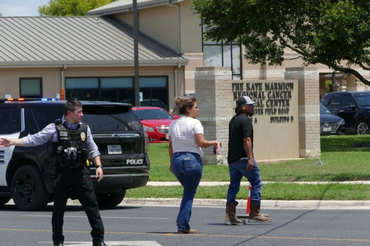 美 텍사스 초등학교에서 총격…어린이 등 15명 사망