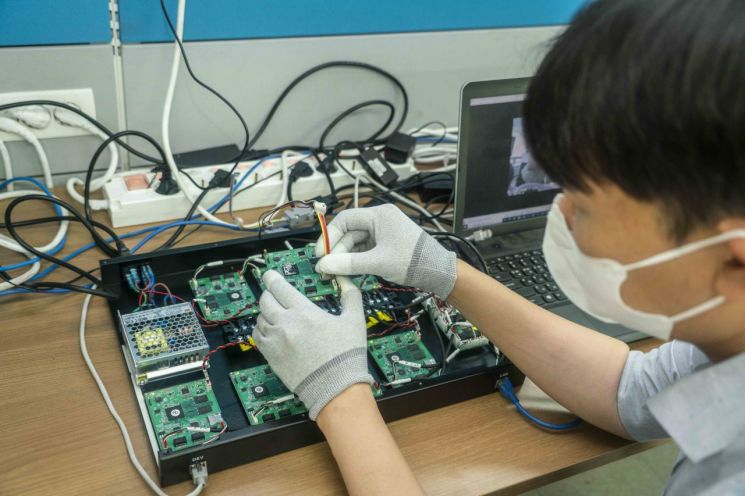 국내 최고 보안수준을 갖춘 암호칩을 제조하는 케이씨에스 연구개발 직원이 SKT의 QRNG 칩을 ‘양자암호 원칩’ 관련 연구를 수행하고 있다.