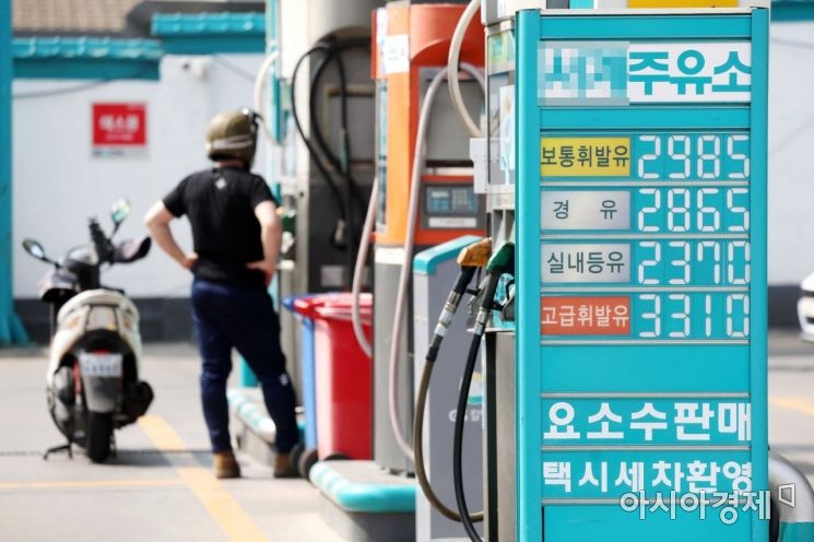 국제유가의 급등세로 휘발유·경유 등 국내 기름값도 고공행진을 이어가고 있는 25일 서울 시내 한 주유소에 유가정보가 표시돼 있다. 한국석유공사 유가정보시스템 오피넷에 따르면 전날 전국 주유소에서 판매되는 경유 평균 가격은 리터당 2000.93원을 기록했다. 경유 가격이 2000원을 넘은 것은 전국 판매 가격 통계가 집계된 2008년 4월 이후 처음 있는 일이다. /문호남 기자 munonam@