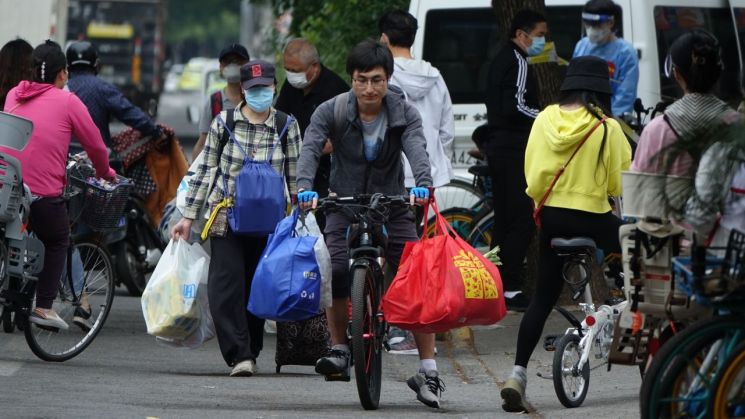 '세계 경제 견인차' 中 멈췄다…도시봉쇄로 드러난 중국경제의 민낯