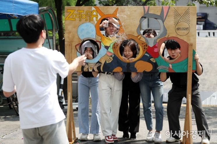 [포토]3년 만에 열린 대학 축제 즐기는 학생들 