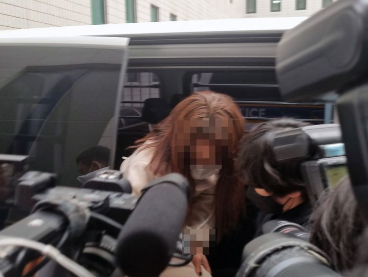 '지하철 9호선 폭행녀' 항소심서도 징역 1년 선고