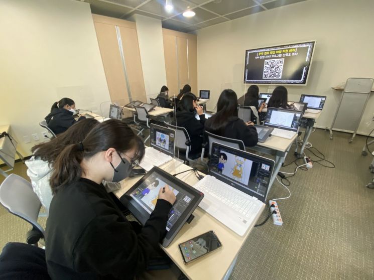방정환교육지원센터에서 학생들이 디지털 드로잉 체험 수업을 받고 있다.
