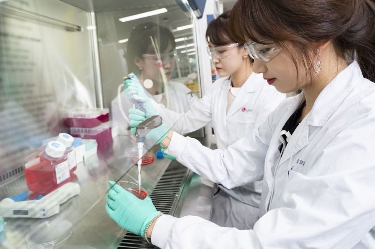 LG화학 생명과학사업본부 연구원들이 신약 연구 활동을 진행하고 있다.