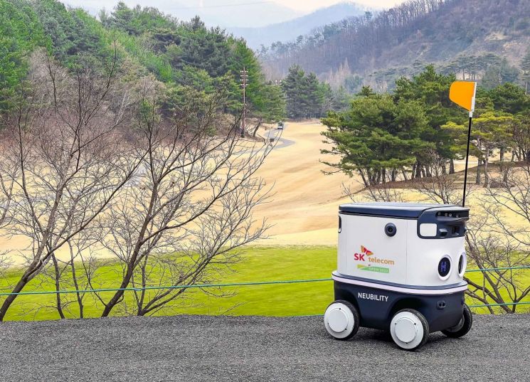 골프대회에  자율주행 배송 로봇 등장…'SK텔레콤 오픈 2022' 개최