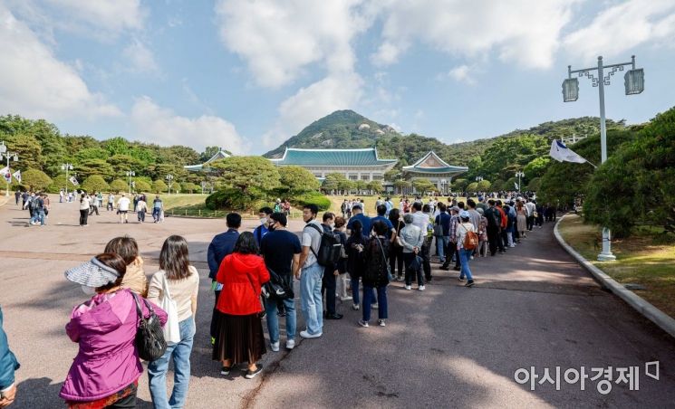청와대 본관 내부가 공개된 26일 서울 종로구 청와대를 찾은 시민들이 본관을 관람하기 위해 줄을서고 있다./강진형 기자aymsdream@