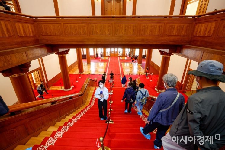 청와대를 찾은 시민들이 본관 내부를 둘러보고 있다.