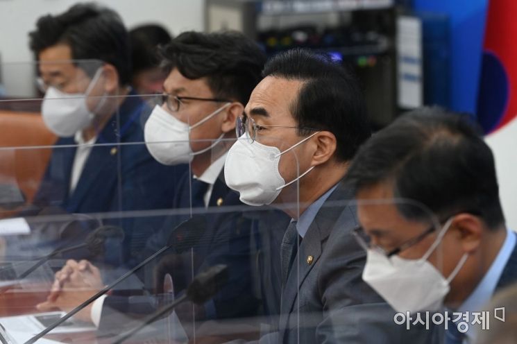 박홍근 더불어민주당 원내대표가 26일 국회에서 열린 정책조정회의에 참석, 모두 발언을 하고 있다./윤동주 기자 doso7@