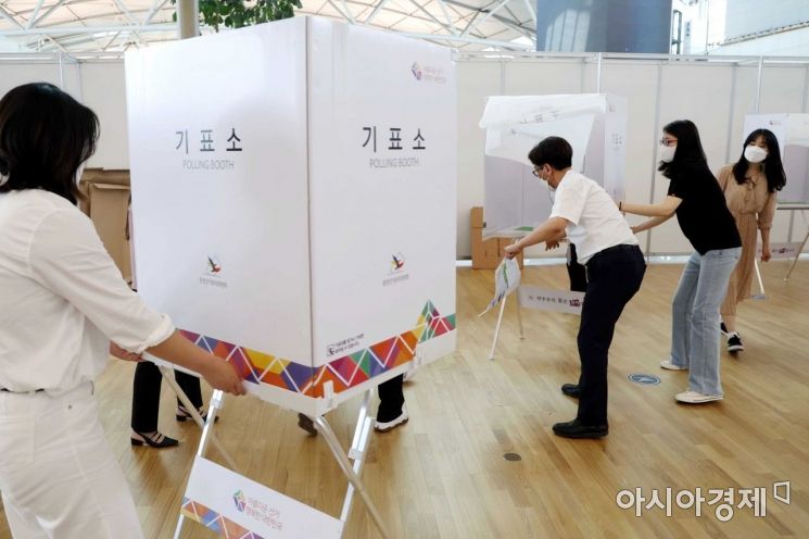 [포토]'투표하고 떠나세요!' 공항에 마련된 지방선거 사전투표소
