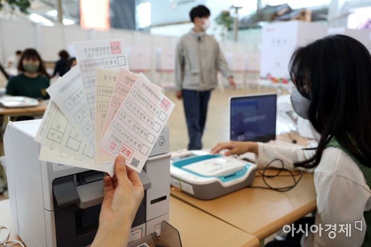 6·1 지방선거 사전투표를 하루 앞둔 26일 인천국제공항 제1여객터미널에 마련된 사전투표소에서 관계자들이 투표 장비를 점검하고 있다. /문호남 기자 munonam@
