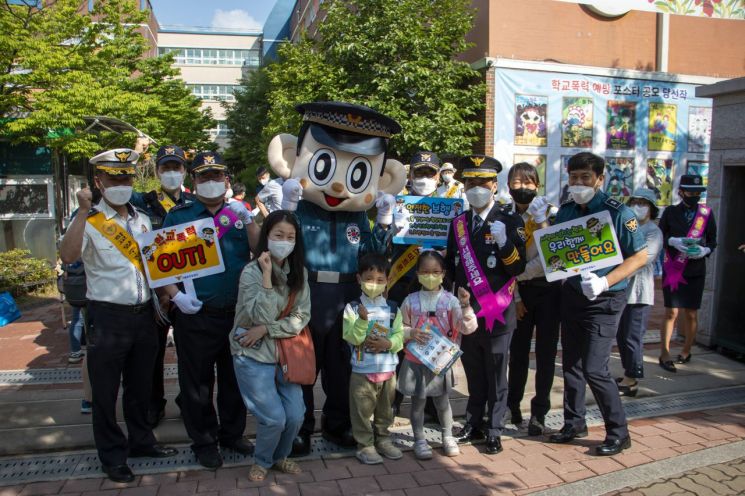 송파경찰서, "전면 등교 철저 대비"…학교폭력·안전보행 예방 캠페인