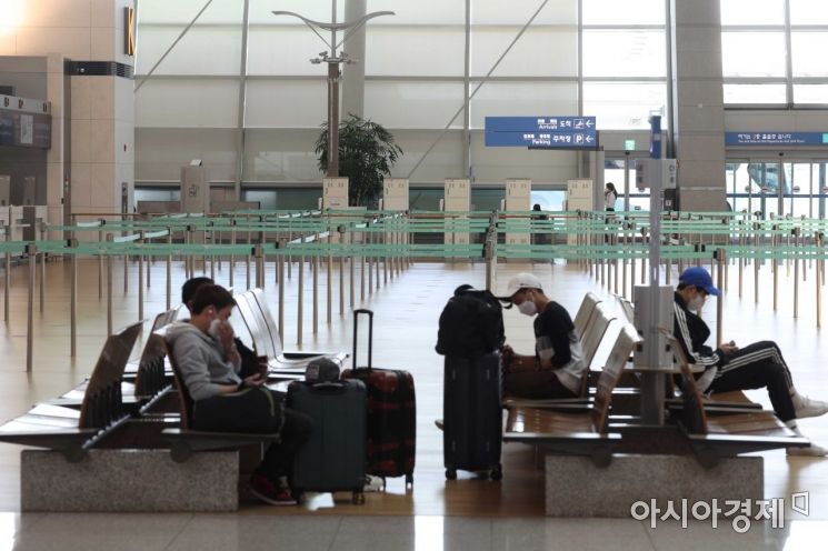 해외여행 재개에 인천공항 편의점 활기