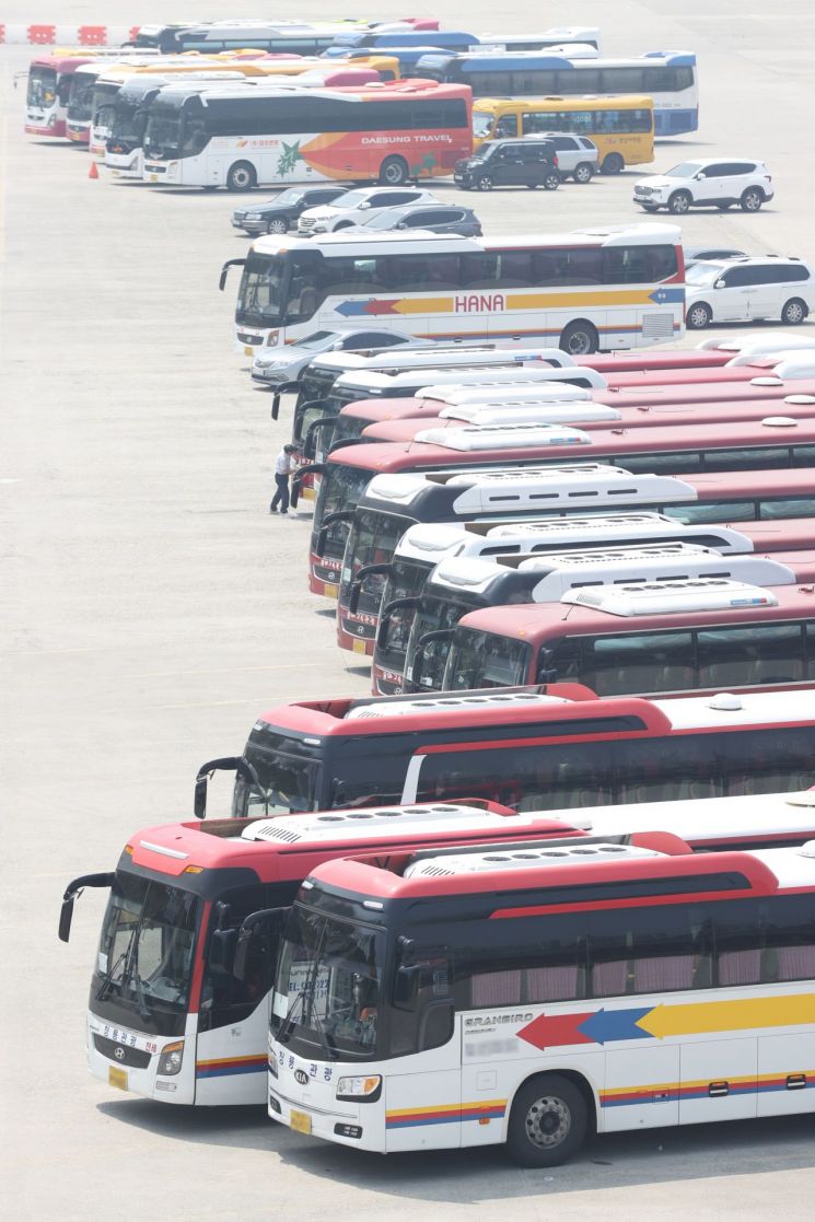 경유 가격이 크게 오른 가운데 서울의 한 주차장에서  관광버스 등 경유 차량이 서 있다. [이미지출처=연합뉴스]