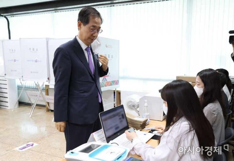 [포토] 지방선거 사전투표하는 한덕수 총리