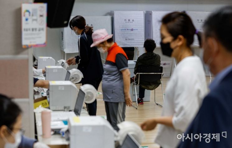 [포토]투표 기다리는 유권자들