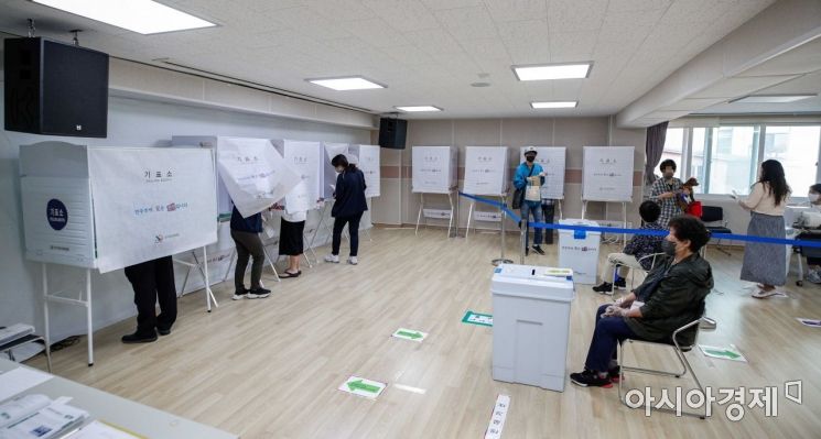 [포토]사전투표소 찾은 유권자들