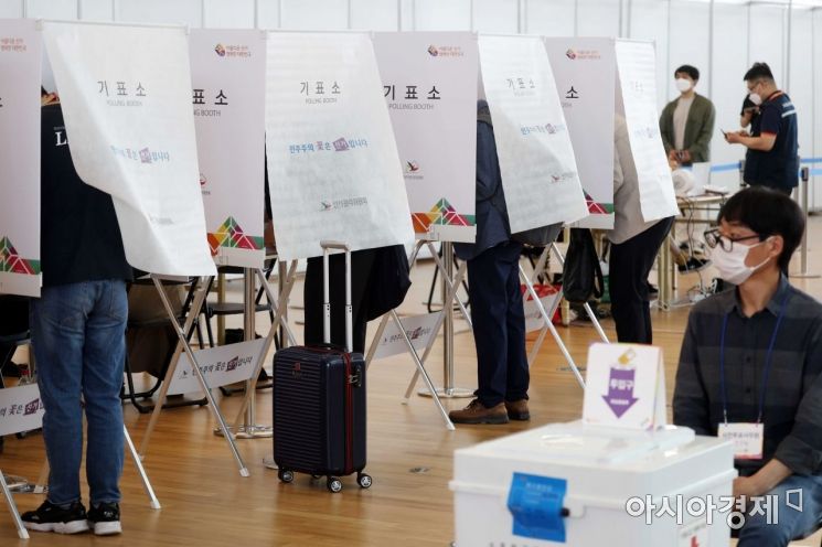 지방선거 사전투표 둘째 날…투표율 오전 7시 기준 10.66%