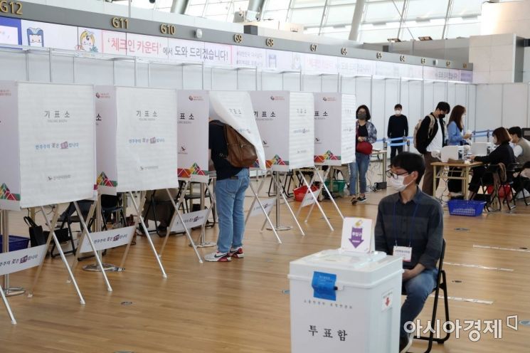 제8회 전국동시지방선거 사전투표일인 27일 인천국제공항 제1여객터미널에 마련된 사전투표소에서 시민들이 투표를 하고 있다. /문호남 기자 munonam@