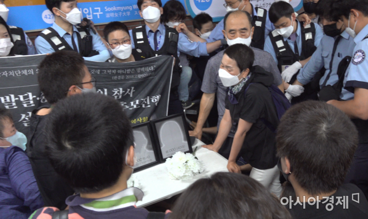서울교통공사 지하철보안관들이 전국장애인부모연대 참가자들의 진입을 몸으로 막고 있다. 사진=윤진근PD yoon@